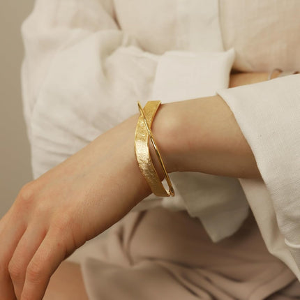 HomeChef ChefDelHogar Women's Gold Cuff Bracelets – 18K Gold Plated Textured Bangles with — Kitchen & Home