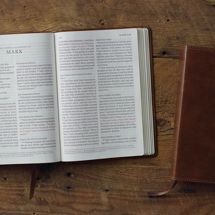 ESV Giant Print Bible, Red Letter (Deep Brown)