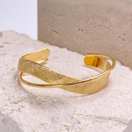 HomeChef ChefDelHogar Women's Gold Cuff Bracelets – 18K Gold Plated Textured Bangles with — Kitchen & Home